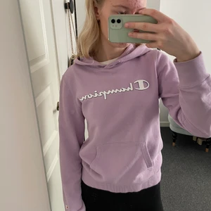 Champion hoodie - Finaste champion hoodien i en ovanlig lavandellila. Köpt i Sevilla och använd några gånger. Storleken är M i barnstorlek men passar en XS bra! Coolt tryck i luvan. Finns även snören till luvan men som nu är borttagna. 