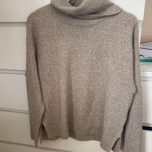 HELT NY! Stickad tröja  - Säljer en helt ny stickad tröja i storlek S. 