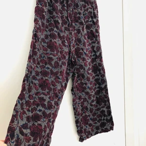 Retro byxor, något kortare. - Jättesköna byxor, kan knytas högt i midjan. Köpta på Beyond retro. 100% rayon. 