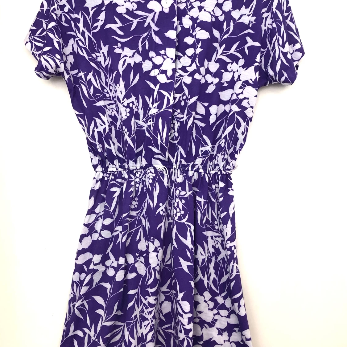 Lila klänning med vita blommor. Retro.