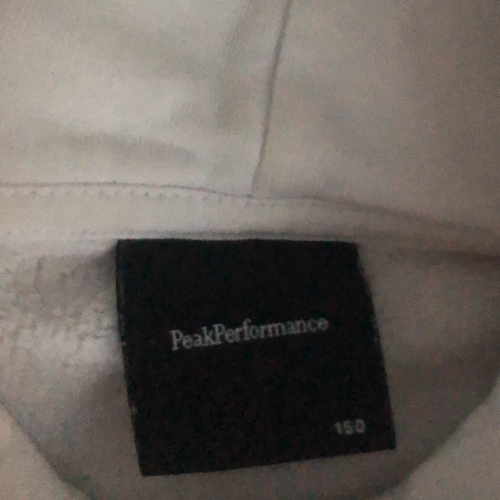 Säljer mig peak performance tröja, använt få tal gånger, säljer på grund av att den börjar bli för liten. Köparen står för frakten . Hoodies.