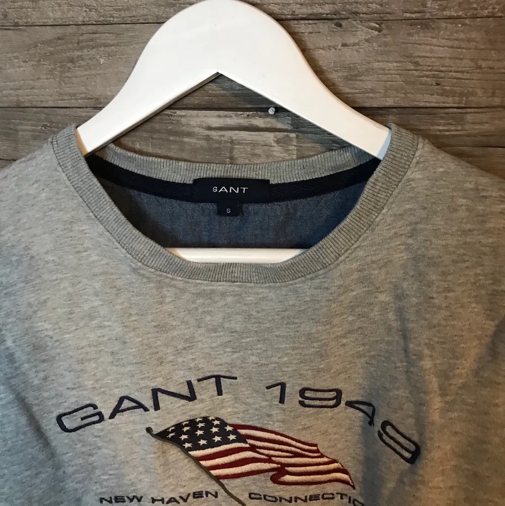 Grå Gant Sweatshirt i bra skick. Köparen står för frakten.. Tröjor & Koftor.
