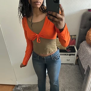 Y2k topp - One of a kind y2k tröja, verkligen 2good men har för många liknande!!😋🧡🤞