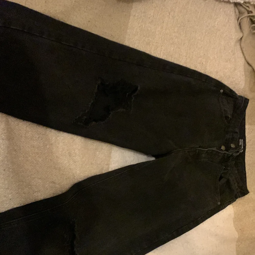 Ett par sjukt snygga baggy jeans i en grå/svart tvätt de har hål vid knäna säljer dessa pga köpt i fel storlek, dom är från prettylittlething, men jag har köpt dom från Plick. . Jeans & Byxor.