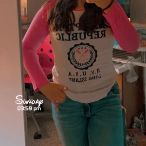 Hampton republic 🔥 - Fin ! tröjan men råsa fina detaljer❤️💖, lite korta i armarna men ser ändå väldigt fint ut, för folk som gillar lågmidgade jeans är detta en väldigt fin tröja till❤️❤️🥰 köparen står för frakt som är (45kr) 💞 hör gärna av dig om du är intresserad 💞+ storleken vet jag inte men passar för folk som är typ 12 och har strl xs 😊😊