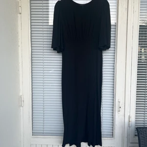 Finklänning  - Otroligt fin klänning i strl: XS. Öppen rygg samt slits på båda sidor. 