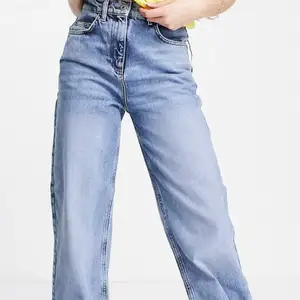 Tycker verkligen om färgen på dessa jeans men säker dessa för jag har för mycket jeans här hemma. Inga defekter, inte haft länge och endast tvättat dem en gång. Skriv privat för frågor och så.