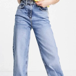 ”Vintagetvättade dad jeans” - Tycker verkligen om färgen på dessa jeans men säker dessa för jag har för mycket jeans här hemma. Inga defekter, inte haft länge och endast tvättat dem en gång. Skriv privat för frågor och så.