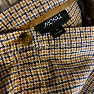 Rutiga Monki byxor  - Rutiga högmidjade byxor från Monki i storlek 34. Kommer inte till användning och är för små för mig. 