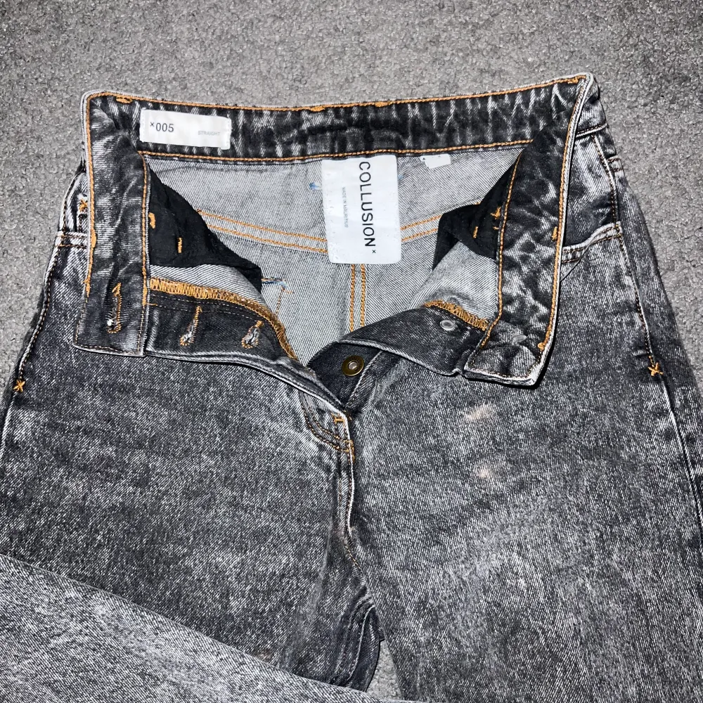 Gråa raka jeans från ASOS. Köpta i början av 2021 men knappt använda då de inte satt så bra på mig och var lite för små. I nyskick utan några skavanker. Långa i benen (är 158 och de är väldigt långa på mig) Betalas via Swish💕. Jeans & Byxor.