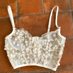 Topp - En gullig topp från Shein. Finns inte längre på hemsidan. Helt oanvänd då den saknar blommor på vänster sida (ett fel från shein). 