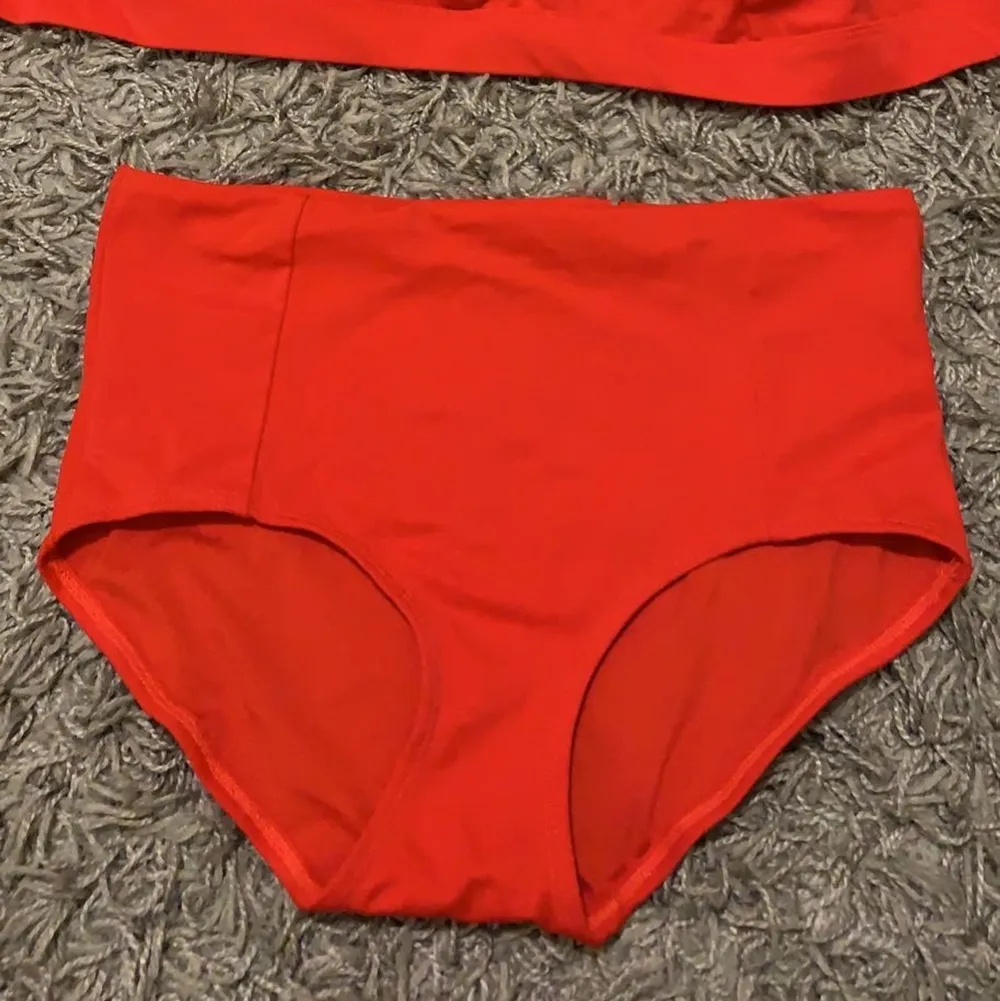 En fin röd bikini med högmidjad bikini trosa. Denna är tyvärr för stor för mig så får ingen användning av den. Trosan är i storlek S och överdelen är i storlek 46.. Övrigt.