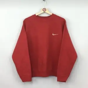 Röd Nike sweater storlek S