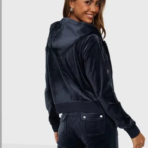 Mörkblått juciy couture set! - Säljer mitt juciy couture set som jag köpte för ungefär 1 månad sedan, setet är i ny skick och säljs pga att det inte kommer till användning!💖