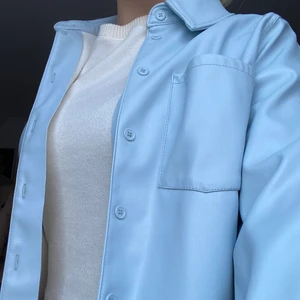 Skitball läderjacka - SVINBALL ”läder” jacka eller vad man ska kalla det. Skit snyggt att bara slänga över en vit/svart tröja. Passar så fint till våren 😍