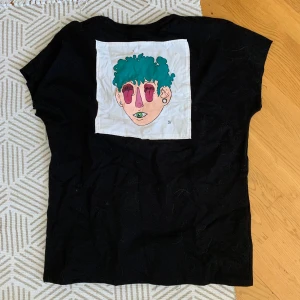 Cool tishirt med tryck - Väldigt cool ”sliten” tisha. Coolt tryck som är påsytt på baksidan.