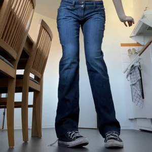 Blå edc vintage low waist jeans - Sjukt snygga low waist jeans från esprit. Aldrig användts utomhus! Jag är ca 173 cm lång och bär oftast S-M i byxor. Jättesköna och bra passform. Köparen står för frakt (spårbar) men kan även mötas upp i Stockholm. Kontakta om du är intresserad eller har övriga frågor❤️