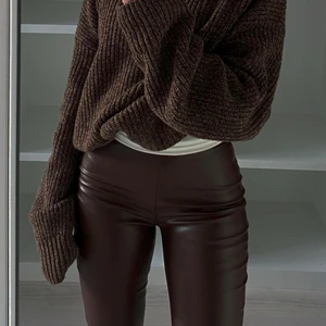 Bruna Fakeläder byxor - Bruna fakeläder byxor gjorda på latex tror jag😅, jättefina, men något stora för mig nu.