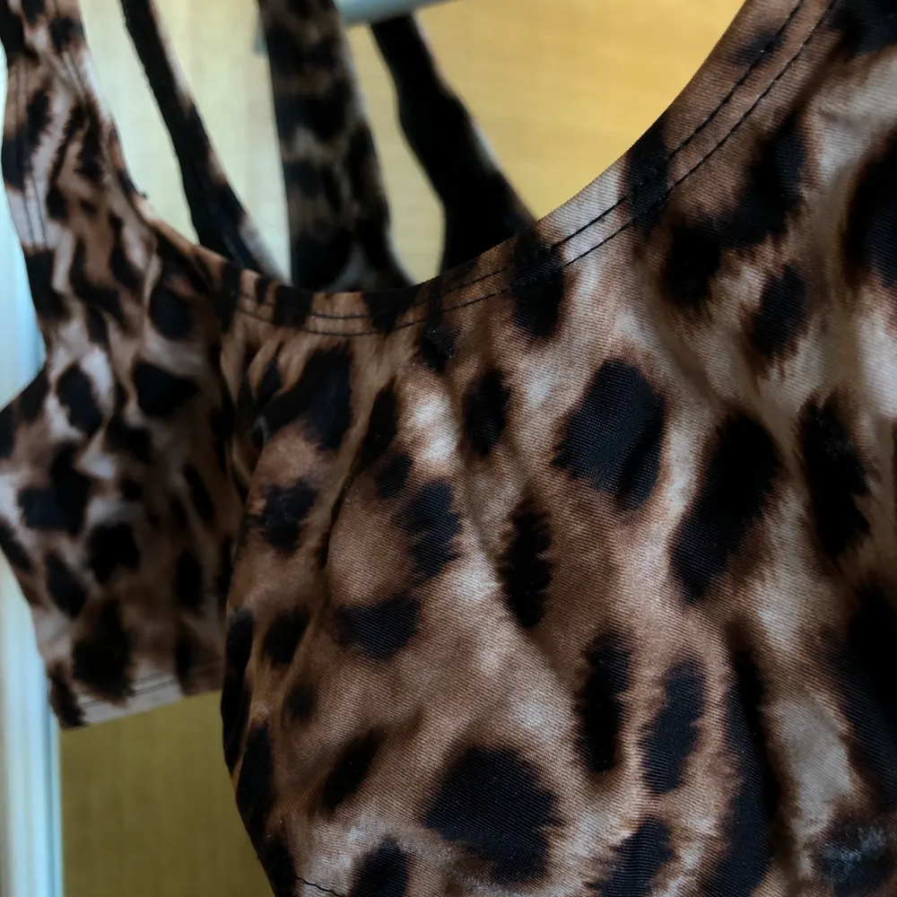 En bikini i leopard mönster, otroligt skön men kommer inte till användning något mer. Köpt på NA-KD förra året men kom knappt till användning, storlek xs-s.. Övrigt.