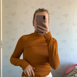 Senapsgul polotröja - Gul polo. Jättesnygg att ha bara för sig själv eller under en vit tshirt