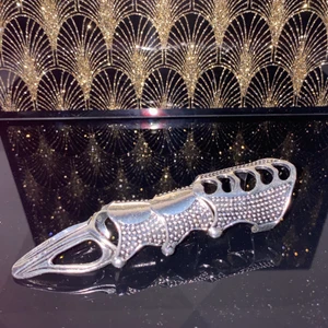 Super häftig ring - Super cool ring som täcker hela fingret. Använt den fåtal gånger så den är i bra skick.