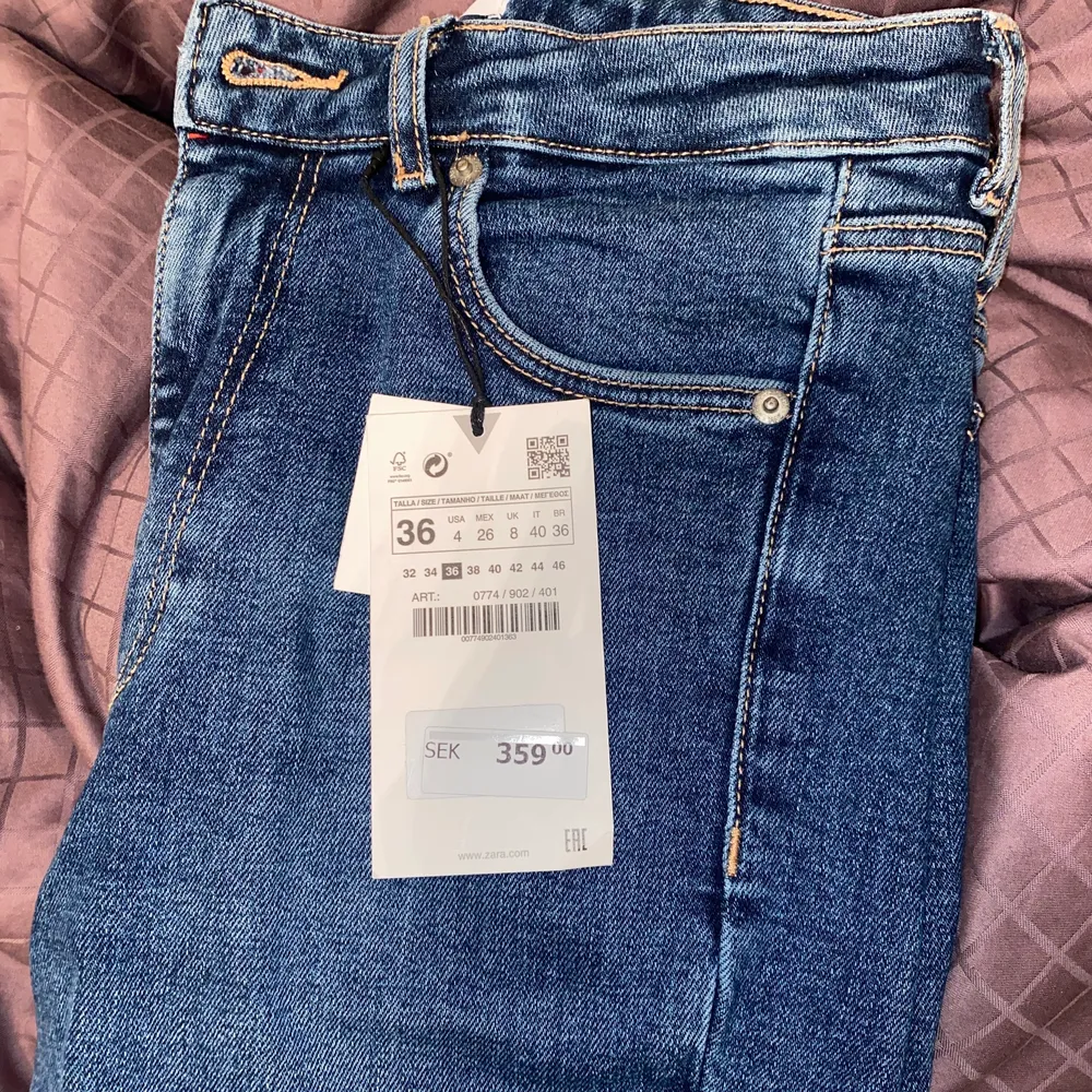 Säljer mina Zara jeans med slits som inte säljs i butik längre, det är likadana som på första bilden fast i blåa som är på de andra bilderna! Aldrig använt dom, därför har dom prislappen kvar. Storlek 36/S❤️ . Jeans & Byxor.