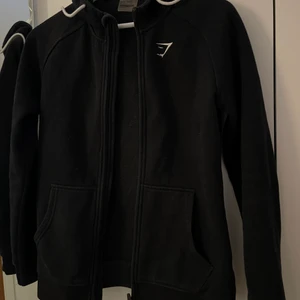 GYMSHARK ZIP-HOODIE SVART - En bra och stadig zip-tröja som är i ett bra skick, har fler av den och därav kommer just denna inte till användning.  