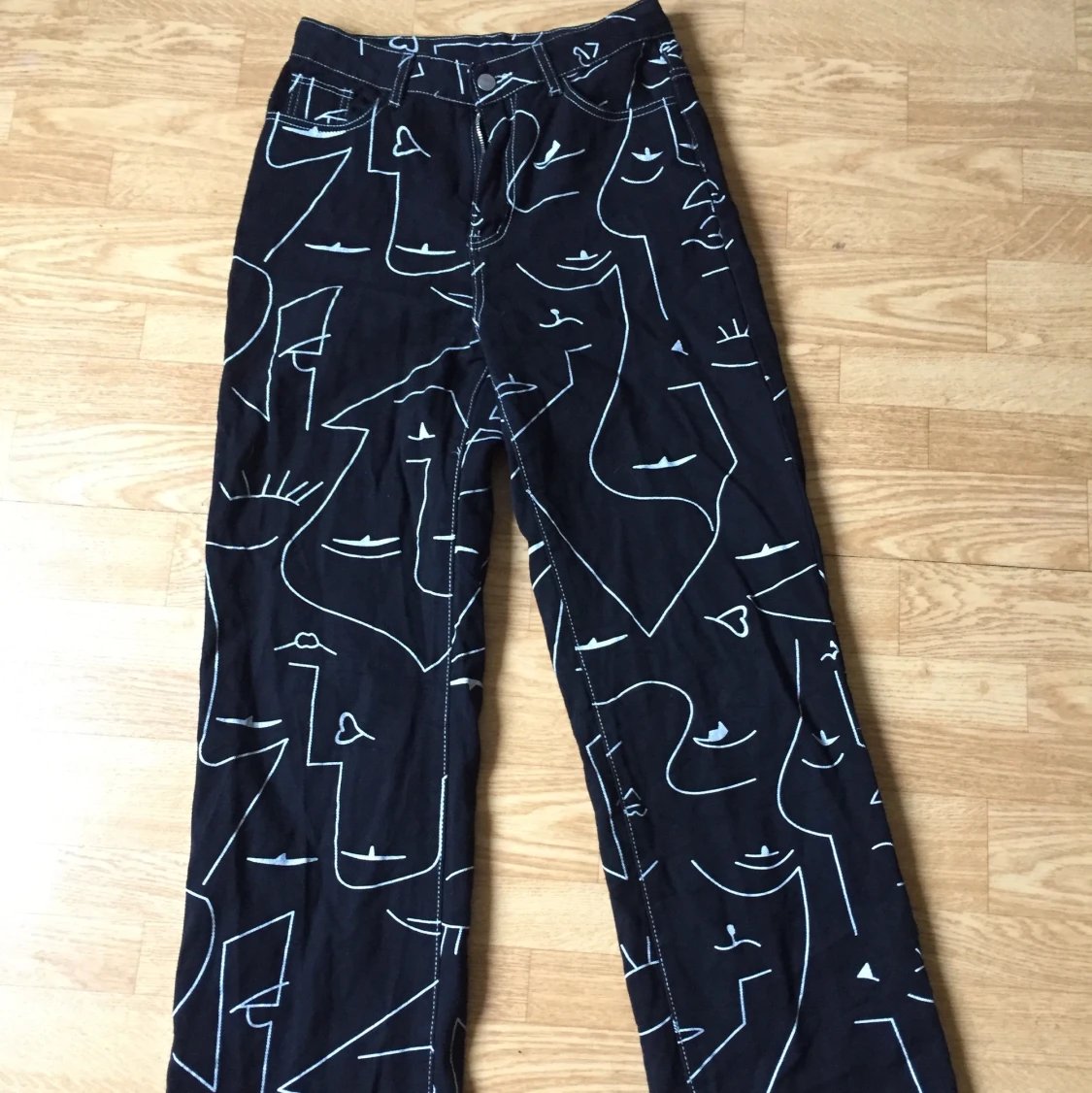 Svarta jeans med oneline art 