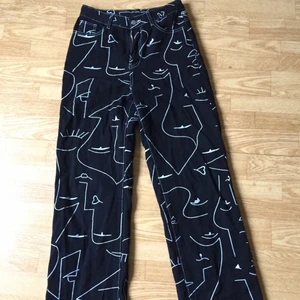Svarta jeans med oneline art  - Svarta Jeans med oneline art från Shein o storlek M. Använda ca 3 gånger men säljer pga för små. Skriv för fler bilder eller pris diskutering 🌸🌼