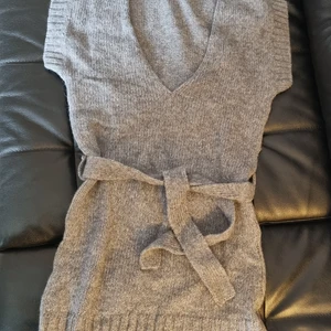 SOFT GREY - Wool dress/tunika size 34/36 - SOFT GREY: wool dress/tunika, 42% Merino Wool, 32%polymide-nylon, 26% Alpaca. Detatchable knitted belt.