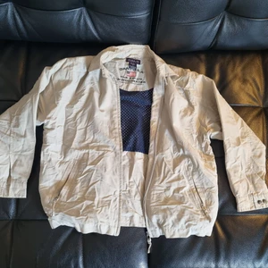 GANT kids sport jacket - GANT- beige, CHILDRENs size M, age 7-8, 122-128 cm, 70% cotton,30% nylon. The zip-up windchester -American Sportswear, zip-up pockets on each side. 