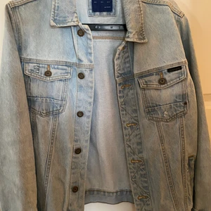 Jeansjacka strl M  - Jeansjacka från Zara storlek M, i bra skick väldigt lite använd 