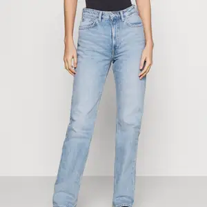 Mina fina weekday jeans i modellen voyage som jag bara han använda en sommar innan jag växte ur dom. Har möjligen krympt något, svårt att avgöra för mig men kan skicka mått om så önskas, annars passar de nog en mindre w 24. Superfint skick, inga slitningar. Hela och rena. Köparen står för frakt, endast swish. Nypris 500. 