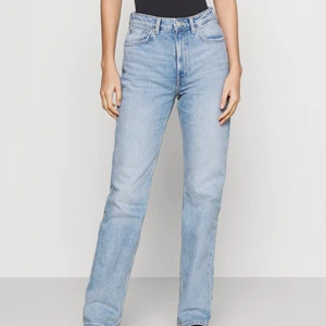 Weekday Voyage w 24 l 28 - Mina fina weekday jeans i modellen voyage som jag bara han använda en sommar innan jag växte ur dom. Har möjligen krympt något, svårt att avgöra för mig men kan skicka mått om så önskas, annars passar de nog en mindre w 24. Superfint skick, inga slitningar. Hela och rena. Köparen står för frakt, endast swish. Nypris 500. 