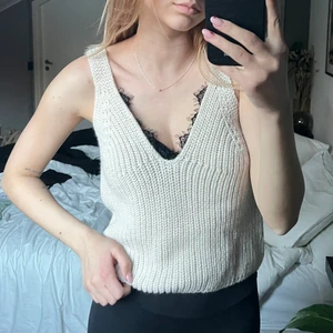 Stickat linne - Supersnygg stickad linne/väst med en spetsdetalj! Står inget märke i men den är aldrig använd. Frakt tillkommer på 66 kr🤍