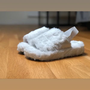 Tofflor - Helt nya och oanvända tofflor. Finns i storlekarna 38 (24cm), 39 (25cm) och 40 (26cm). Det ingår även en enklare påse i svart/vitt som är perfekt om tofflorna är en gåva eller bara för förvaring. Fraktkostnad på 57kr tillkommer.