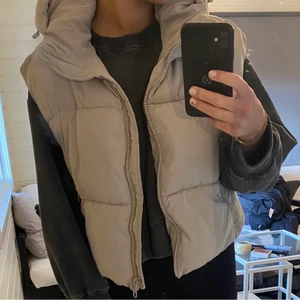 Beige väst  - Beige väst som varit slutsåld och köptes förra våren. Storlek XS men stor i storleken (obs lånade bilder) köp direkt för 400kr + frakt🥰🥰