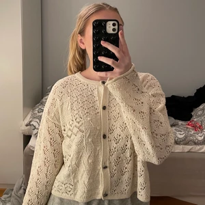 Vit kofta från Zara - Superfin vit kofta från Zara med knappar. Fint skick. Storlek M men passar mindre!