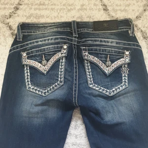 Miss Me Jeans  - ‼️SÅLD‼️Asballa missme jeans i en dark wash. Topp kvalité. Bara en deffekt där en diamant fattas från en av fickorna men inget som märks. Storlek 26.
