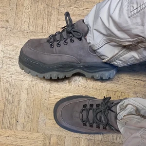 Slutsålda Eytys!  - Säljer dessa helt slutsålda eytys! (nästan helt oanvända) inköpta förra vintern men tyvärr endast stått på hyllan sedan dess då jag använt andra par. Kan diskutera pris vid smidig affär!🥰