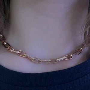 Halsband - Ett riktigt snyggt kedjehalsband🥰 på sist bilden kan man se att det går att justera! Kontakta mig så kan vi komma överens om ett bra pris😍