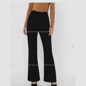 Utsvängda kostymbyxor strl xs - Ett par jätte fina utsvängda kostymbyxor som aldrig är användna endast prövade. Tyvärr för långa för mig som är 156 cm men passar nog någon som är runt 160. Nypris 499kr (köpt i butik)