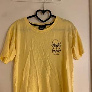 Säljer denna oanvända t-shirt ifrån dope (köpt på ridestore) då den aldrig kommit till användning pga att jag inte tycker jag passar i färgen. Nypris är 299kr och jag säljer den för 120kr +frakt💛💛 