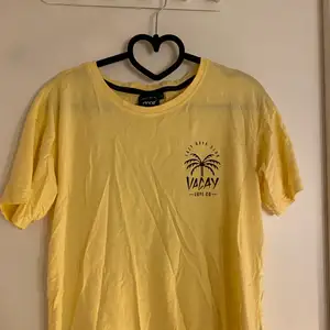 Säljer denna oanvända t-shirt ifrån dope (köpt på ridestore) då den aldrig kommit till användning pga att jag inte tycker jag passar i färgen. Nypris är 299kr och jag säljer den för 120kr +frakt💛💛 