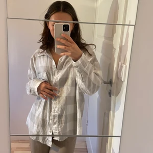 Oversized skjorta  - Rutig skjorta i storlek s men den är lite oversized så m skulle också passa. Knappt använd💗