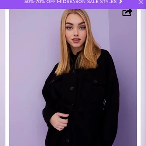 Svart kort kappa från Nelly - Andvänd endast några gånger är som ny. Storleken är 34 men den är lite större i storleken och passar bra på folk med storlek S,Xs eller M.