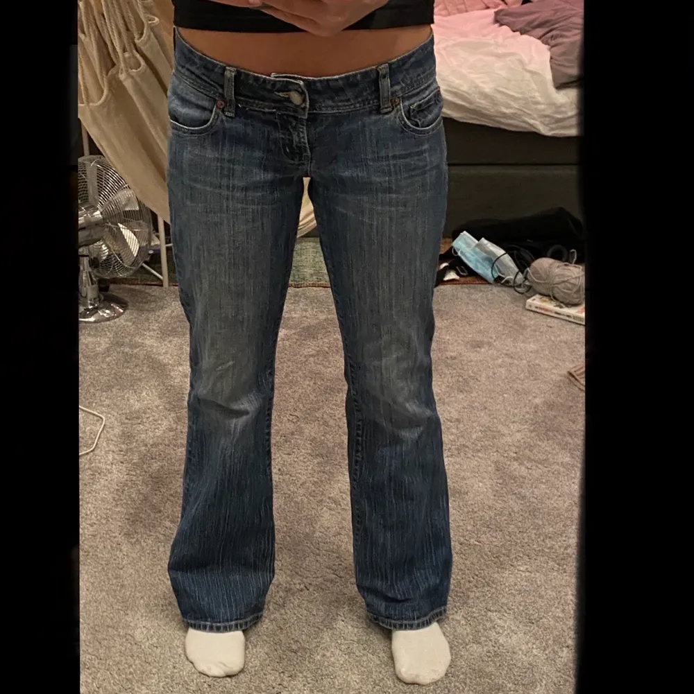 ‼️INTRESSEKOLL‼️kommer bara sälja vid bra bud då dessa jeans är ascoola! Vet inte om jag vill behålla dom då jag har många andra bra jeans🤷🏼‍♀️säljer om det är bra bud! Jag är 167 cm. Köparen står för frakten💯. Jeans & Byxor.