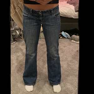 Ascoola lågmidjade jeans! - ‼️INTRESSEKOLL‼️kommer bara sälja vid bra bud då dessa jeans är ascoola! Vet inte om jag vill behålla dom då jag har många andra bra jeans🤷🏼‍♀️säljer om det är bra bud! Jag är 167 cm. Köparen står för frakten💯