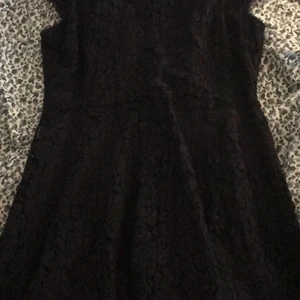 Klänning från H&M - Klänning från H&M inköpt 2018, använd en gång inför ett bröllop, sedan dess aldrig använd. Nypris 399:-. 