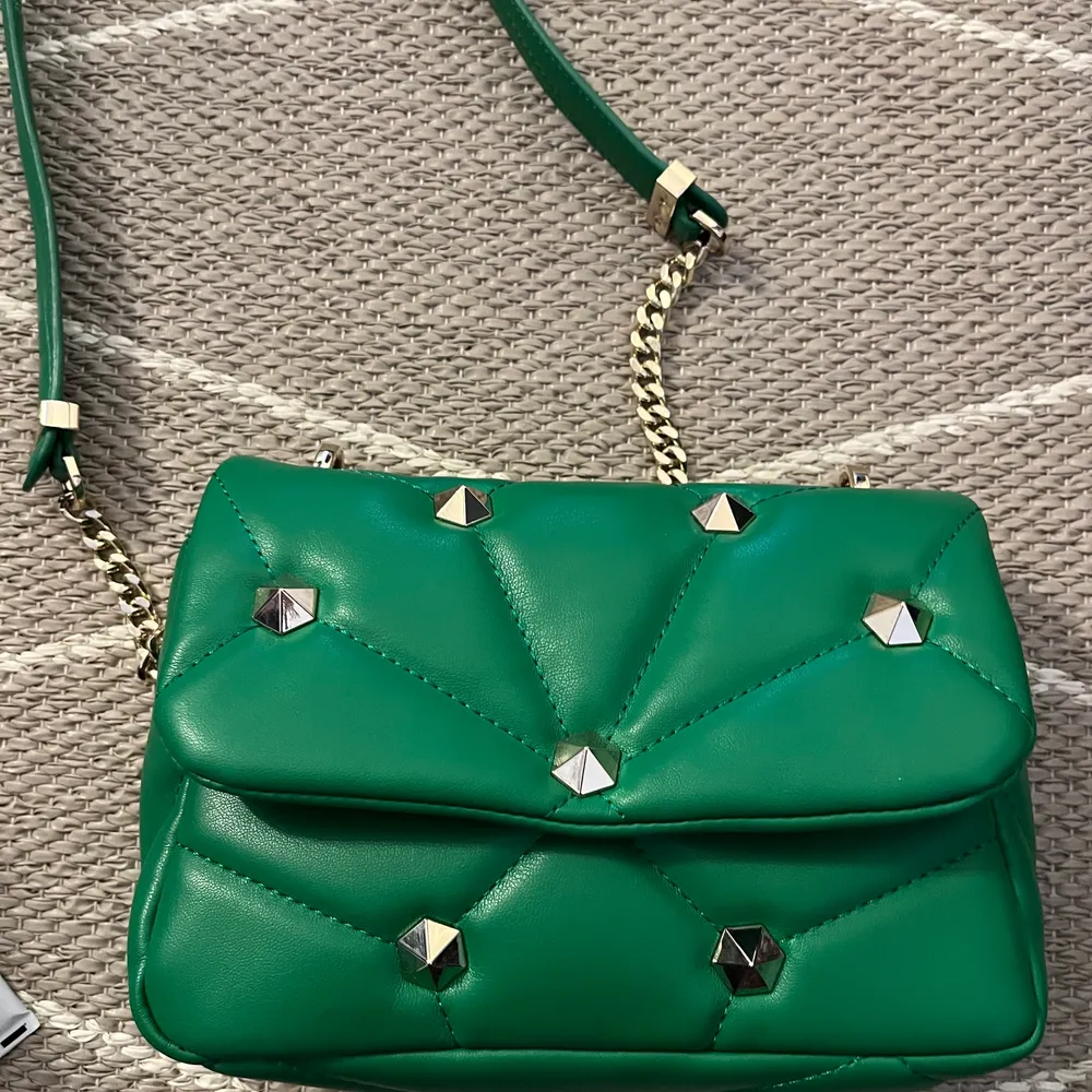 Super fin grön väska från zara! Väldigt fint skick och postas💕 nypris: tror runt 300 kanske. Väskor.